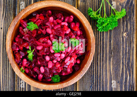 Vinaigrette mit Bohnen auf dunkle Boards Stockfoto