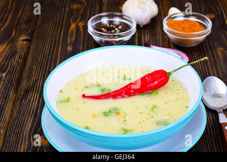 Cremesuppe mit Curry-Sauce, Peperoni rot Stockfoto