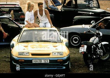 Tina Ruland, Til Schweiger Berti (Til Schweiger), der Einen Heissgemachten Manta B GTE Faehrt, ist Mit Uschi (Tina Ruland) Und der Clique Unterwegs. Lokalen Caption *** 1991, 1990er, 1990er Jahre, Auto, Auto, Manta, Manta, Motor bike, Motorrad, Opel Manta, Mant Stockfoto