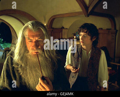 Ian McKellen, Elijah Wood Der Zauberer Gandalf (Ian McKellen) Hilft Frodo Beutlin (Elijah Wood) *** lokalen Caption *** 2001, 2001, Film, Lord Of The Rings - The Fellowship Of The Ring, The, Fantasie, Der Herr Der Ringe - Die Gefaehrten Stockfoto