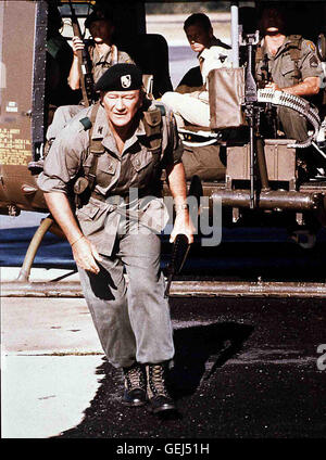 ?, John Wayne, David Janssen, Aldo Ray Das Lager Wird Immer Wieder von Den Vietcong Angegriffen Und so muss Oberst Mike Kirby (John Wayne, its) Nach Schweren Kaempfen Das Camp Raeumen Lassen. Lokalen Caption *** 1967, Green Berets, die, Die Gruenen Teuf Stockfoto