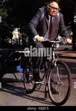 Heinz Erhardt Mit Fahrrad Und Anhaenger Bildungsmessen Willi (Heinz Erhardt) von Kunde Zu Kunde.   Lokalen Caption *** 1971, Unser Willi Ist Der Beste, Unser Willi Ist Der Beste Stockfoto