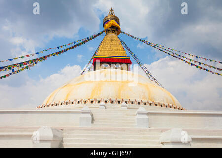 Foto von Boudhanath Stupa in Kathmandu-Tal mit Wolken den Himmel Nepal. Horizontale. Stockfoto