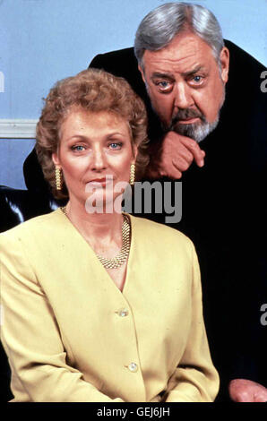 Diana Muldaur, Raymond Burr Perry Mason (Raymond Burr) ist von Lauren Jeffreys (Diana Muldaur) putzigen Ueberzeugt. Lokalen Caption *** 1991, Perry Mason: der Fall des tödlichen Fashi, Perry Mason Und Das Loch Im Alibi Stockfoto