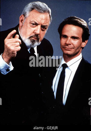 Raymond Burr, Peter Scolari Perry Mason (Raymond Burr, l) werden Nicht Glauben, Dass Sein alter Freund David (Peter Scolari) Tatsaechlich der Moerder Seiner Assistentin ist. Lokalen Caption *** 1991, Perry Mason: der Fall von der Glas-Sarg, Perry Mason U Stockfoto