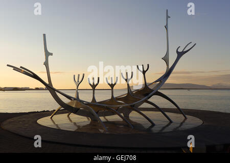 Wikinger-Schiff-Skulptur in Reykjavik, Island, "The Sun Voyager" in der Dämmerung Stockfoto