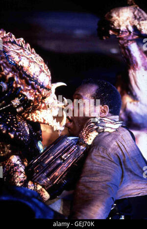 Danny Glover Kurz Darauf Hat Das Monster Harrington (Danny Glover) in Seinen Krallen. Lokalen Caption *** 1990, Predator 2, Predator 2 Stockfoto