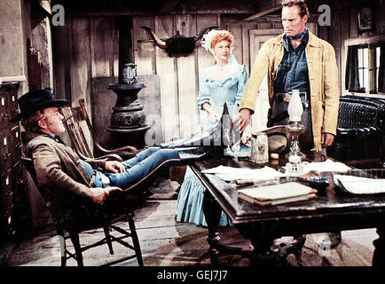 Forrest Tucker, Anne Baxter, Charlton Heston Dann Versucht Auch Noch Colts (Charlton Heston) Bruder Zusammen Mit Einer Bande, Ihm seine Inzwischen Heruntergekommene Ranch Streitig Zu Machen. Lokalen Caption *** 1956, Three Violent People Rivalen Ohn Stockfoto