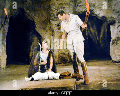 Paul Hubschmid, Debra Paget Der Deutsche Architekt Harald Berger (Paul Hubschmid) Erfurts Seetha (Debra Paget) in Einer Mit Fackeln Beleuchteten Unterirdischen Hoehle. Lokalen Caption *** 1958, Tiger Von Eschnapur, Der, Der Tiger Von Eschnapur Stockfoto