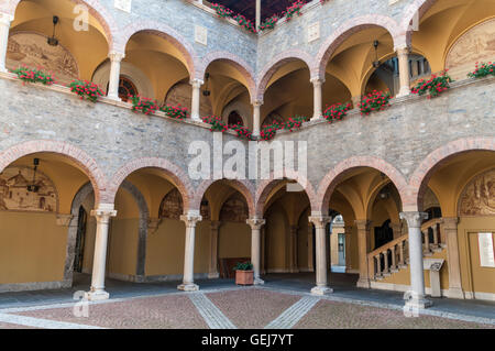 Innenhof des Neo-romanischen Stil Palazzo Civico, das Rathaus der Stadt Bellinzona, Tessin, Schweiz. Stockfoto