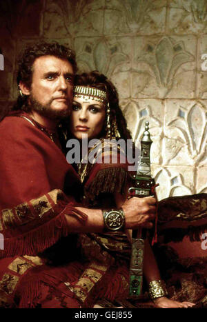 Dennis Hopper, Elizabeth Hurley allgemeine Tariq (Dennis Hopper) ist es Gelungen Delilah (Elizabeth Hurley) Zum Verrat Zu Bewegen.  Lokalen Caption *** 1996, Samson und Delilah Ii., sterben Bibel - Samson & Delilah (Teil 2) Stockfoto