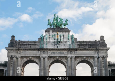 Quadriga und Sockel des neoklassischen Arcade du Cinquantenaire Triumphbogen in Brüssel, Belgien. Stockfoto