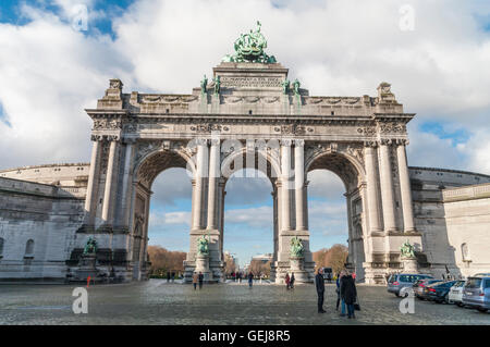 Neoklassische Arcade du Cinquantenaire Triumphbogen in Brüssel, Belgien. Errichtet 1905 als Denkmal der belgischen Unabhängigkeit. Stockfoto