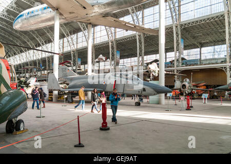 McDonnell Douglas RF - 4C Phantom II Nr. 68-0590 Jet Fighter und andere Flugzeuge in Brüssel Air Museum. Stockfoto