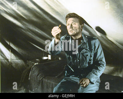 Laurence Harvey John Durrance (Laurence Harvey) Entzuendet Ein Streichholz. Lokalen Caption *** 1955, Sturm über dem Nil, Sturm schlug Dem Nil Stockfoto