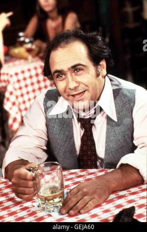 Louie De Palma (Danny DeVito) *** lokalen Caption *** 1978-1983, 1970er, 1980er, der 1970er Jahre der 1980er Jahre, Bierglas, Fernsehen, Film, Serie, Taxi, Fernsehen, US-Serien, Bierglas, Porträt, Taxi Stockfoto