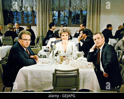 Torn-Cjurtain - Günther Strack, Julie Andrews, Paul Newman Prof. Karl Manfred (Günther Strack) Und Sarah (Julie Andrews) Und Prof. Michael Armstrong (Paul Newman) treffen Sich in Einem Restaurant. Lokalen Caption *** 1966, 1960er, 1960er Jahre, Abendessen, Film, Restaurant, zerrissene Vorhang, Der Zerrissene Vorhang Stockfoto