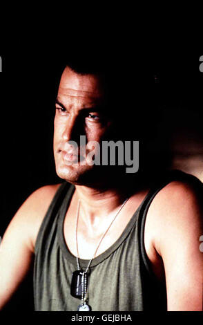 Steven Seagal Schiffskoch Casey (Steven Seagal), in mitklingt Spezialist Einer Sondereinheit der Marine, Nimmt Den Kampf Gegen die Terroristen Auf. Lokalen Caption *** 1992 unter Belagerung, Alarmstufe: Rot Stockfoto