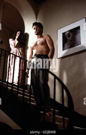 Madeleine Stowe, Kurt Russell Eines Nachts Wird in Die Luxusvilla von Michael Carr (Kurt Russell) Und Seiner Frau Karen (Madeleine Stowe) Eingebrochen. Lokalen Caption *** 1992, Hausfriedensbruch, Fatale Begierde Stockfoto