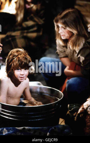 Pat (Susan Damante Shaw) Badet Toby (Schinken Larsen).  Lokalen Caption *** 1978, Wildnis Familie Teil Ii Weiter Abenteuer Der Familie Robinson In Der Herdenstrukturen Stockfoto