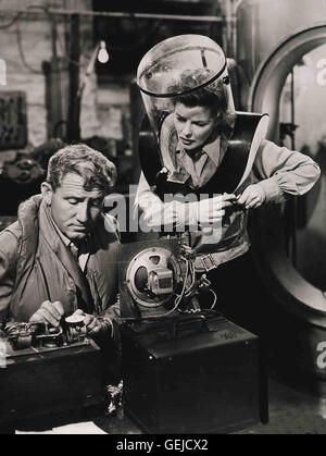 Spencer Tracy, Katherine Hepburn Wissenschaftler Pat Jamieson (Spencer Tracy) Gerät Auf der Suche Nach Einem Labor Für seine für Schungen eine Jamie Rowan (Katherine Hepburn), sterben werde von der Liebe Nichts Mehr Wissen. Lokalen Caption *** 1945, ohne Stockfoto