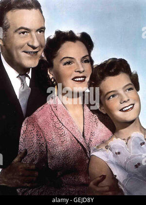 Wiily Forster (Willy Fritsch), Therese Forster (Magda Schneider), Blumen (Romy Schneider) *** lokalen Caption *** 1953, 1950er, 1950er Jahre, Film, Komödie, Wenn Der Weisse Flieder Wieder Blüht, Wenn Der Weisse Flieder Wieder Blueht Stockfoto