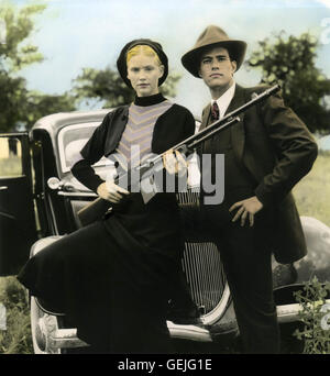 Fernsehfilm 1992 - Tracey Needham als Bonnie Parker und Dana Ashbrook als Clyde Barrow, 1990er, 1990er Jahre Bonnie & Clyde - The True Story, Crime story, Gangsterpaar, Gewehr, Kriminalfilm, Fernsehen, paar, Gangster, Pistole, trägt einen Hut, Bonnie Und Clyde - Wie Es Stockfoto