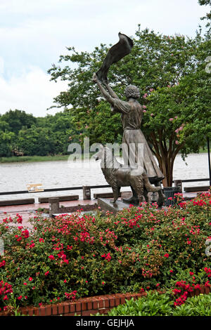 Statue von Florence Martus das Mädchen, das 44 Jahre lang auf der Seite des Flusses Savannah wartete, um Schiffe zu begrüßen, die ihr Taschentuch in Georgia USA winkten Stockfoto