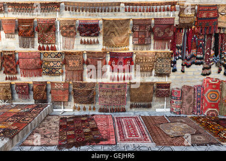 Bunte Orientteppiche außerhalb eines Shops in Buchara, Usbekistan. Stockfoto