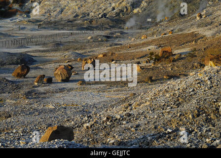 Campi Flegrei, Kampanien, Italien. Solfatara Vulkan. Tiefengestein (abgeleitet aus dem lateinischen Wort Ignis Bedeutung Feuer). Eruptivgestein ist durch die Abkühlung und Erstarrung von Magma oder Lava gebildet. Stockfoto