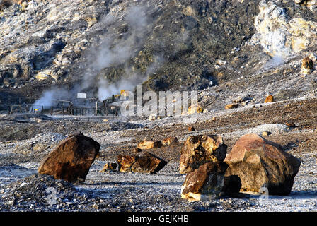 Campi Flegrei, Kampanien, Italien. Solfatara Vulkan. Tiefengestein (abgeleitet aus dem lateinischen Wort Ignis Bedeutung Feuer). Eruptivgestein ist durch die Abkühlung und Erstarrung von Magma oder Lava gebildet. Stockfoto