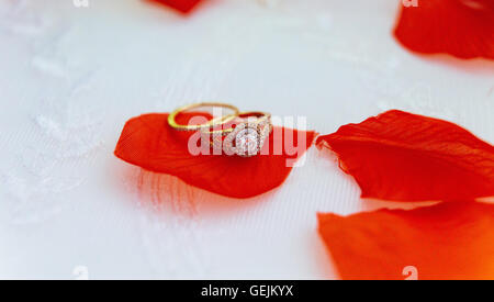 Trauringe Closeup auf Muster Hintergrund. Stockfoto