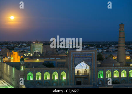 Vollmond über Bergen über der Stadt Chiwa in Usbekistan. Stockfoto