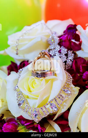 Trauringe Closeup auf Muster Hintergrund. Stockfoto