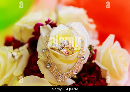 Trauringe Closeup auf Muster Hintergrund. Stockfoto