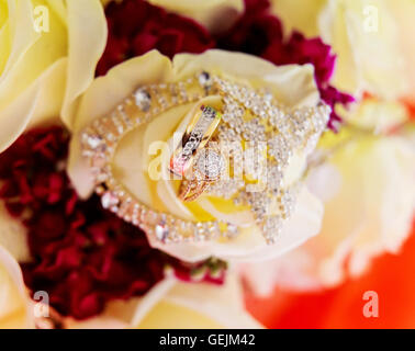 Trauringe Closeup auf Muster Hintergrund. Stockfoto