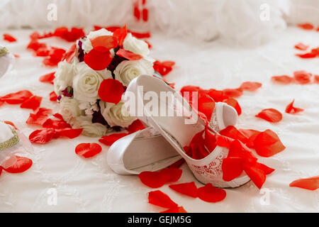 Hochzeitsschuhe und Strauß Rosen Stockfoto