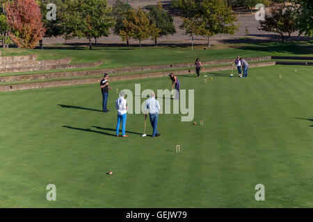 Menschen, spielen Krocket, Krocket Spieler, Spiel Krocket, Weinprobe, Sonoma-Cutrer Weinberge, Sonoma-Cutrer, Sonoma Cutrer, Windsor, Kalifornien Stockfoto