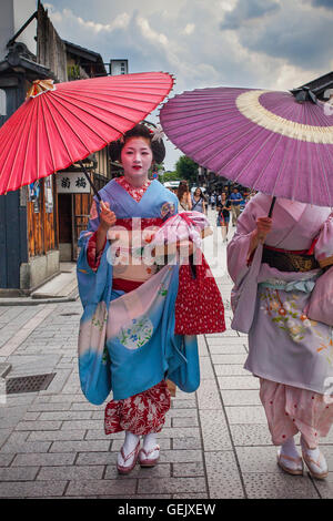 Geisha und "Maiko" (Lehrling Geisha) in Hanamikoji Dori Straße. Geisha ist des Gion.Kyoto Gebietes. Kansai, Japan. Stockfoto