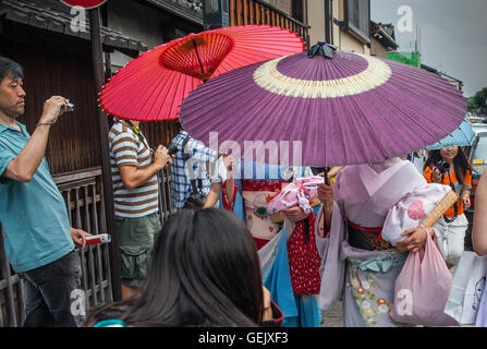 Geisha und "Maiko" (Lehrling Geisha) in Hanamikoji Dori Straße. Geisha ist des Gion.Kyoto Gebietes. Kansai, Japan. Stockfoto