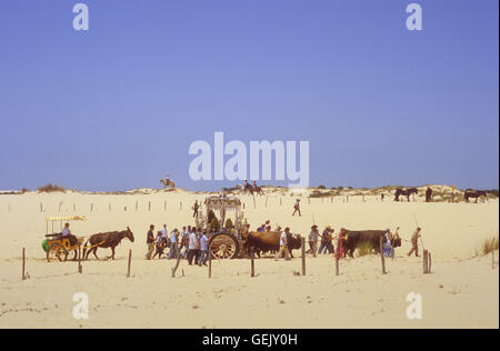 Pilger in Cerro de Los Ansares, Romeria del Rocio, Pilger auf ihrem Weg durch den Nationalpark Doñana Wallfahrt des Sanlú Stockfoto