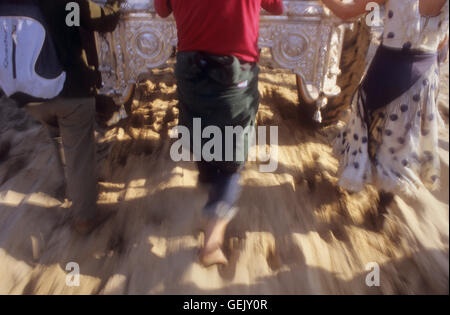Pilger zu Fuß hinter dem Wagen, in Cerro de Los Ansares, Romeria del Rocio, Pilger auf ihrem Weg durch die Doñana Nation Stockfoto