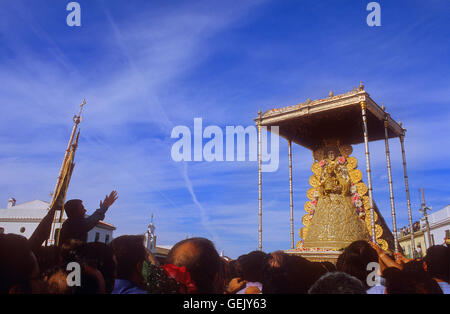 Priester schreien möchte und Dank der Jungfrau, Wallfahrt, Wallfahrtsort El Rocío, Blanca Paloma, virgin Prozession, Almonte, Hu Stockfoto