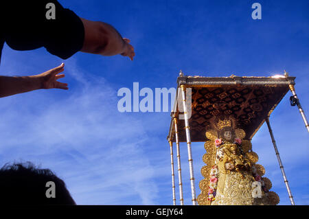Arme des Priesters, er schreien, Wünsche und Dank der Jungfrau, Wallfahrt, Wallfahrtsort El Rocío, Blanca Paloma, virgin Prozession, Al Stockfoto