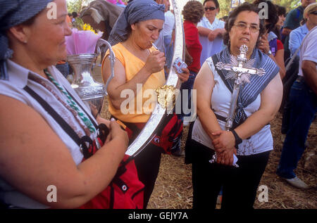 "Camaristas´women, die die Ergänzung der Jungfrau zu bewachen, während der Reise Prozession, El Rocío Romería Wallfahrt, spezielle Prozession Stockfoto