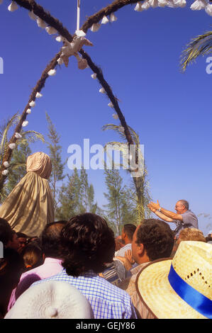 Priester schreien möchte und Dank der Jungfrau, El Rocío Romería Wallfahrt, spezielle Prozession, alle sieben Jahre die virg Stockfoto