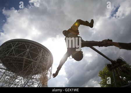 Jodrell Bank, UK. 23. Juli 2016. Bluedot Festival.bluedot ist ein neues Festival fusing Künstler, Wissenschaftler, Künstler und Musik für drei Tage Entdeckungsreise unter ikonischen Lovell-Teleskop am Jodrell Bank, Cheshire, UK. © Veronika Lukasova/ZUMA Draht/Alamy Live-Nachrichten Stockfoto