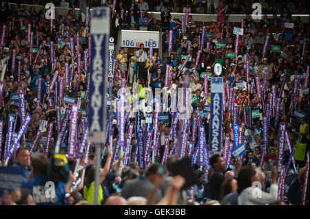 Philadelphia, USA. 25. Juli 2016. Democratic National Convention in Philadelphia.Thousands der Delegierten Rallye und jubeln für Michelle Obama mit "Michelle" Beschilderung Credit: Don Mennig/Alamy Live News Stockfoto