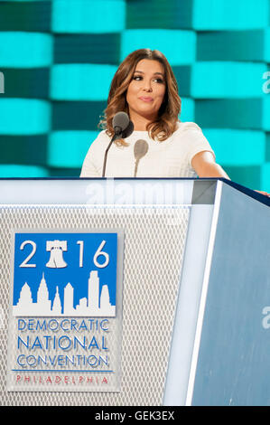 Philadelphia, USA. 25. Juli 2016. Democratic National Convention in Philadelphia. Im Bild nur deutschsprachige Eva Longoria aus Desperate Housewives Credit: Don Mennig/Alamy Live News Stockfoto