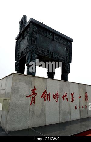 (160726)--ZHENGZHOU, 26. Juli 2016 (Xinhua)--Foto aufgenommen am 13. Juli 2016 zeigt einen Bronze Kessel an Yinxu oder die Ruinen von Yin, eine der ältesten archäologischen Stätten Chinas, in Anyang, Zentral-China Henan Provinz. Benannt nach der letzten Hauptstadt Chinas erste aufgezeichnete Dynastie Shang (16 / 11 Prozent. V. Chr.), die in Anyang, Henan, die Ruinen von Yin waren berühmt für die Entdeckung der Orakelknochen und Skript.    (Xinhua/Li Bo) (Angeles) Stockfoto